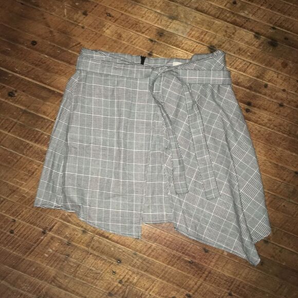 Active USA L tie front, pseudo wrap skirt - Picture 1 of 3